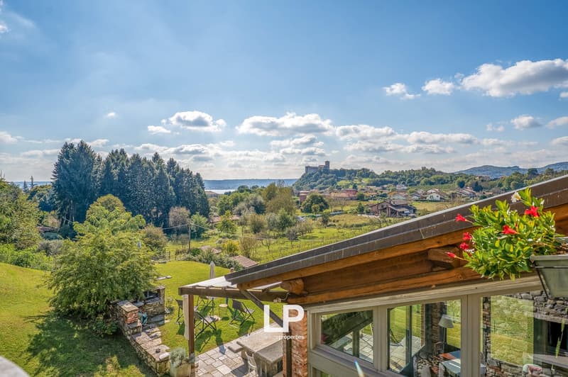 Detached house with beautiful view, wooden beams, terrace, garden, stone wall