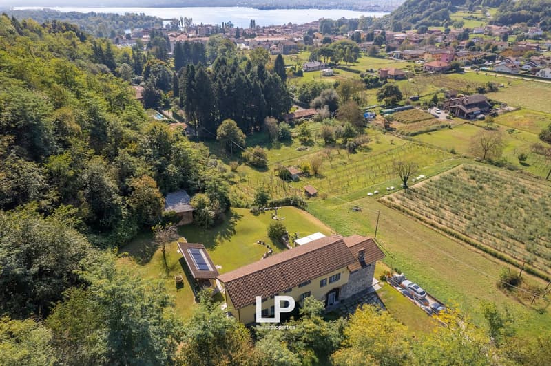 Country house, surrounded by nature, brown roof, view of the lake