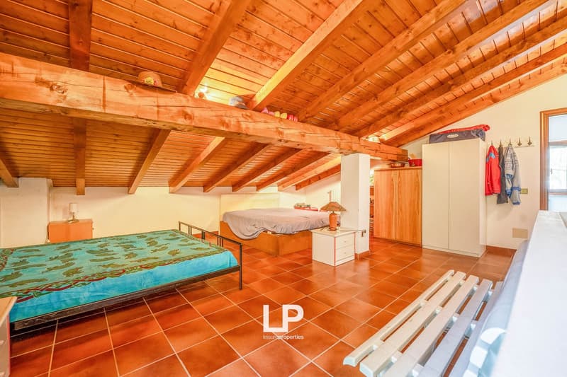 Detached property with lake view, surrounded by plenty of greenery in Massino Visconti (27)
