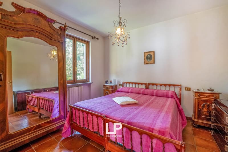 Detached property with lake view, surrounded by plenty of greenery in Massino Visconti (33)