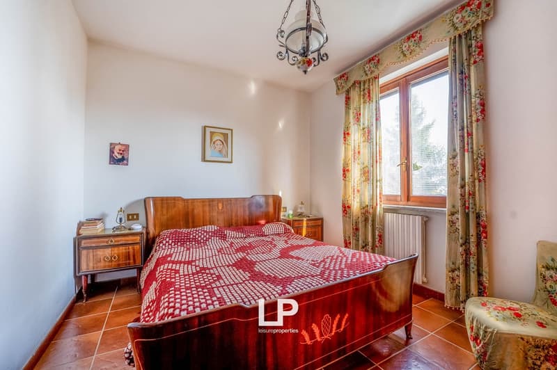 Detached property with lake view, surrounded by plenty of greenery in Massino Visconti (25)
