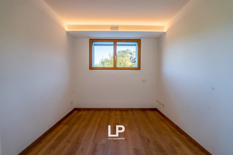 empty room, white walls, wooden floor, ceiling lamp, window