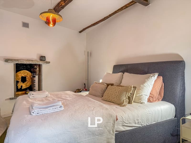 Double bed, fireplace, lamps, pillows, towels, bedside table, air vent