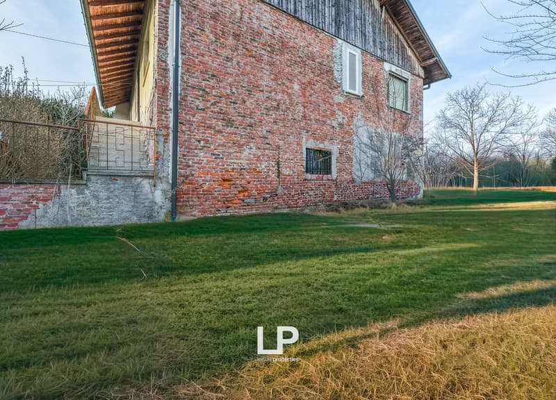 2 story brick house, wooden roof, balcony, large lawn, trees