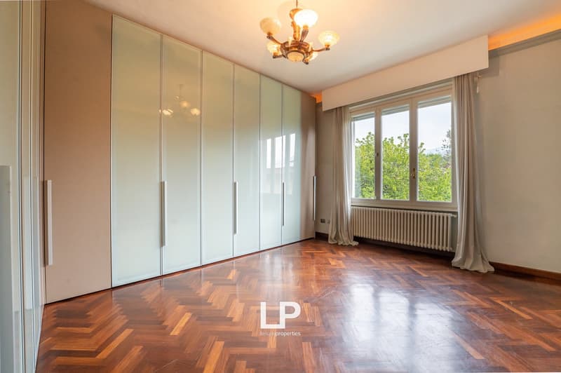 wooden parquet floor, large windows, white sliding doors, white wardrobes, chandelier, radiator