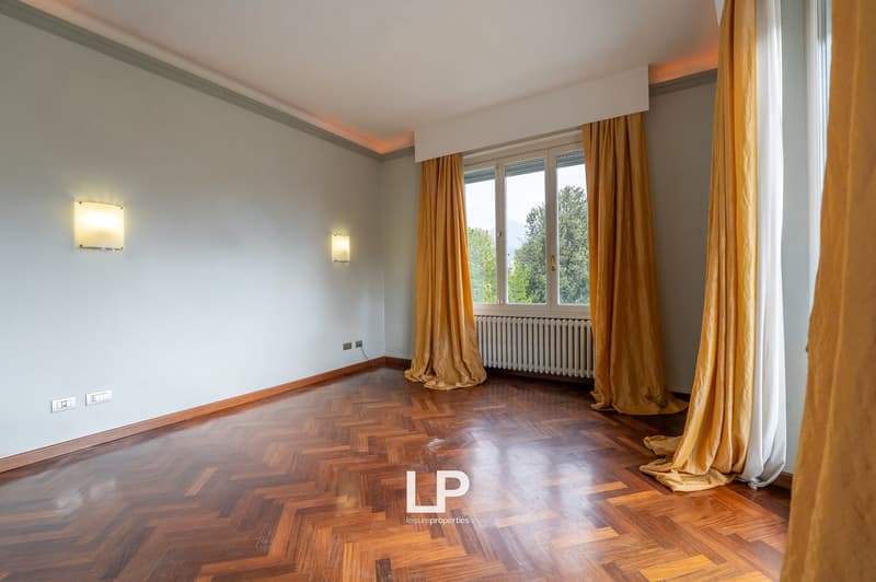 empty room, wooden floor, white walls, large windows, yellow curtains, wall lamps