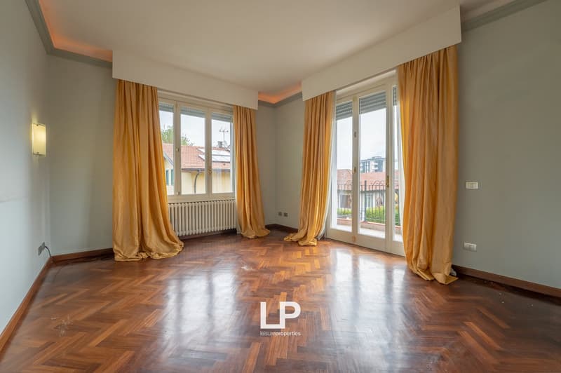 empty room, wooden parquet floor, white walls, large windows, yellow curtains, radiator