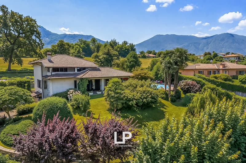 Villa mediterranea con giardino e vista monti