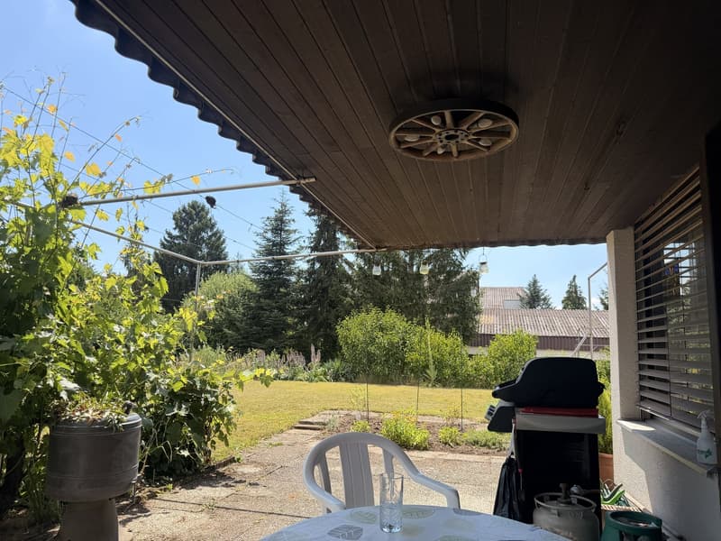 Teils gedeckter Sitzplatz südseitig