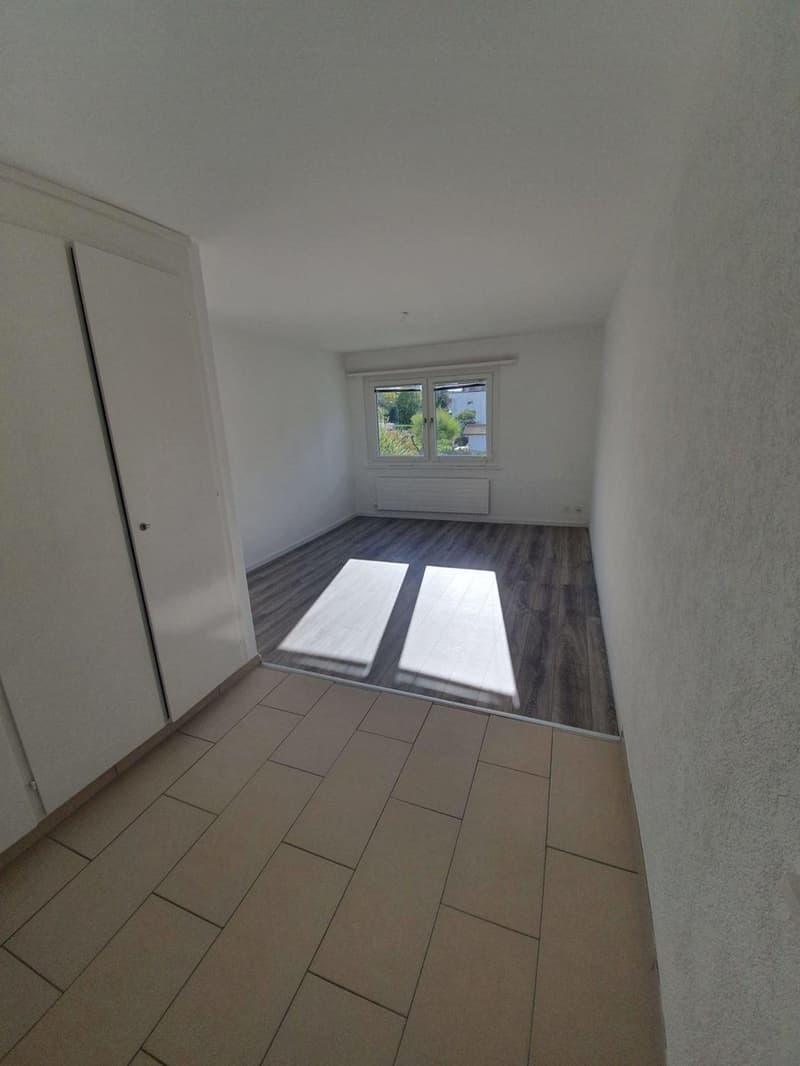 Charmantes 2-Zimmer-Wohnung mit Balkon in Valbirse (2)