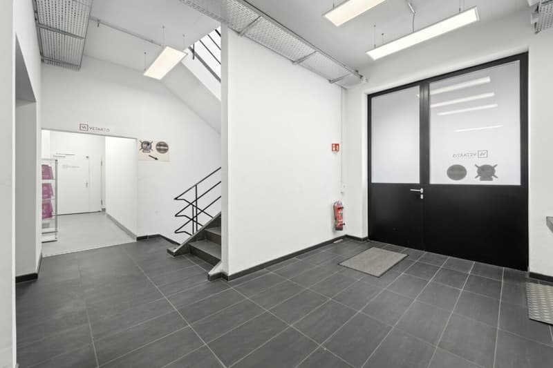 Uffici 300 m2, Laboratorio/Ufficio 72 m2, Magazzino 43 m2 (3)