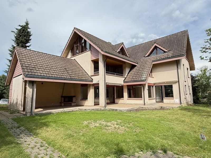Grosszügiges Familienhaus mit über 400 m² Wohnfläche und viel Privatsphäre (1)
