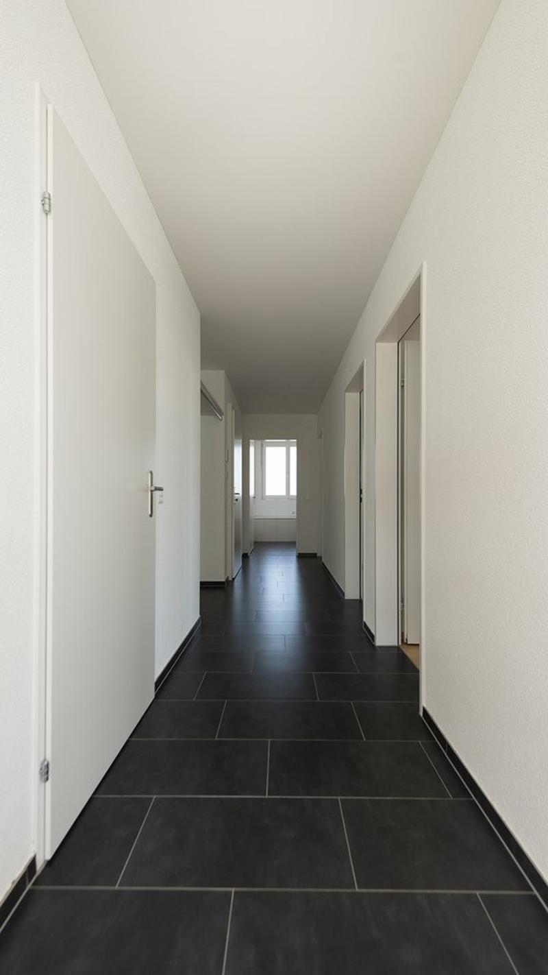 Habitation moderne avec un grand balcon ensoleillé (9)