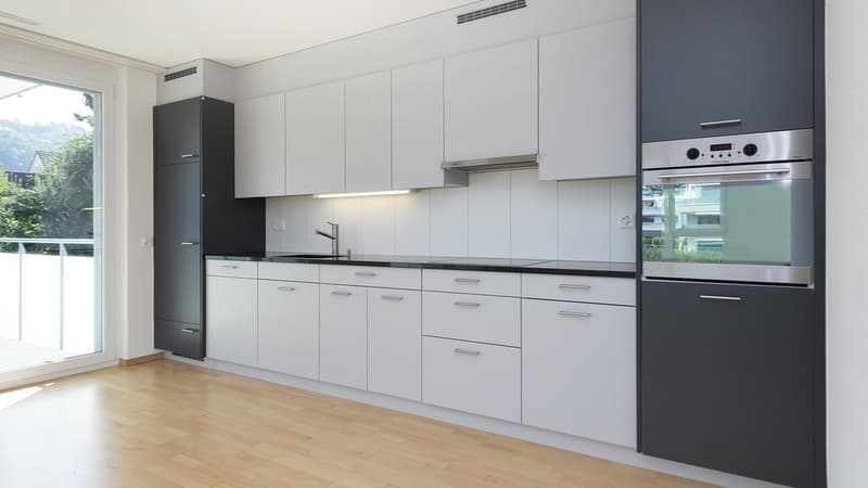 Habitation moderne avec un grand balcon ensoleillé (3)