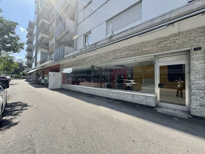 SURFACE DE RÉUSSITE AVEC UNE GRANDE FAÇADE DE VITRINE (1)