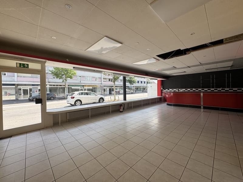 SURFACE DE RÉUSSITE AVEC UNE GRANDE FAÇADE DE VITRINE (2)