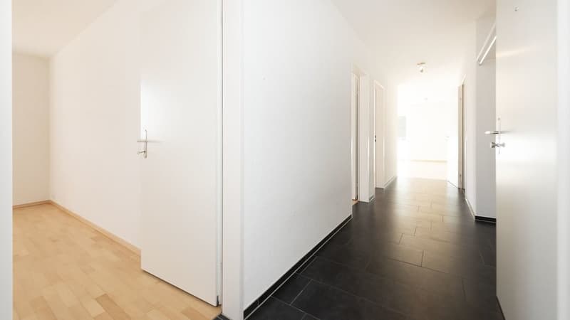 MODERNE 3.5 ZIMMER WOHNUNG MIT GROSSEM BALKON ZU VERMIETEN (5)