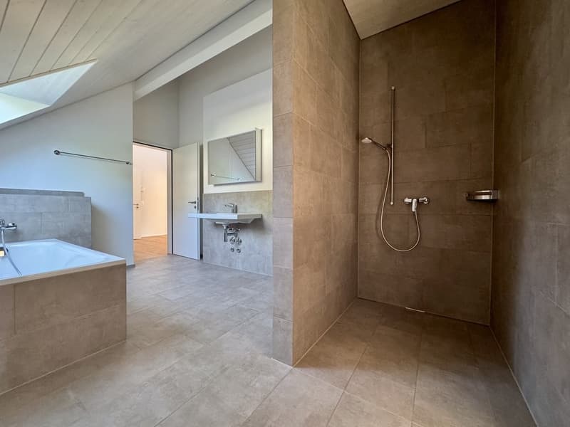 SCHÖN UND MODERN MIT GROSSEM BALKON (10)