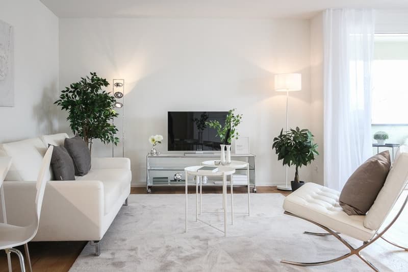 GROSSZÜGIGE UND SCHÖNE WOHNUNG MIT LOGGIA (2)