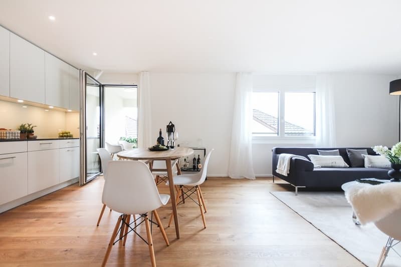 GROSSZÜGIGE UND SCHÖNE WOHNUNG MIT LOGGIA (8)
