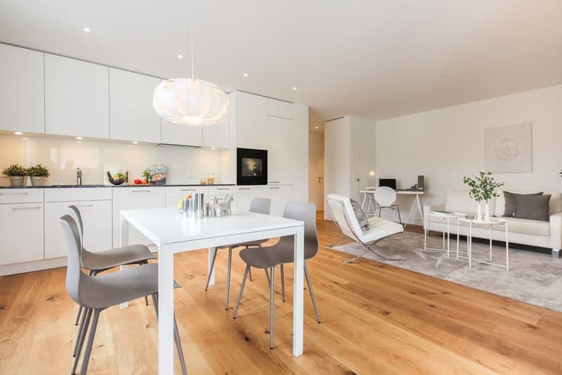 GROSSZÜGIGE UND SCHÖNE WOHNUNG MIT LOGGIA (5)