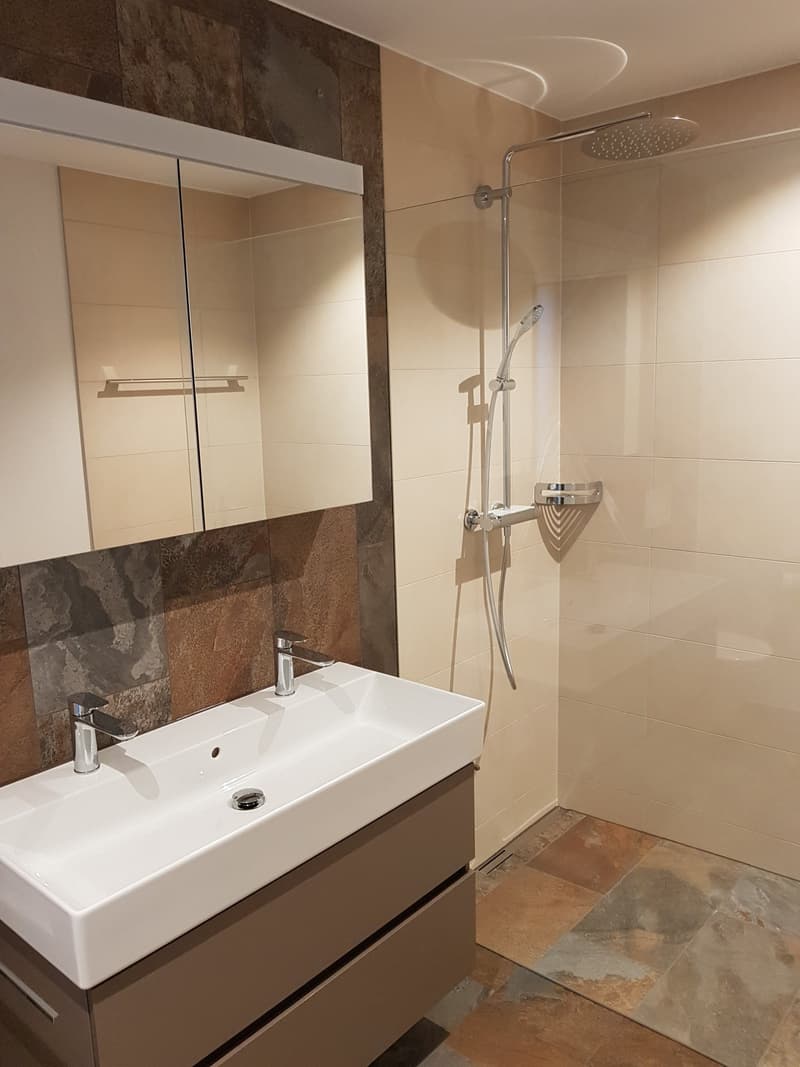 Modernes Badezimmer mit bodengleicher Dusche und Doppelwaschtisch