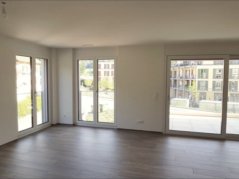 Lichtreiche Wohnfläche mit mehrfacher Terrassenbindung und Panoramaverglasung