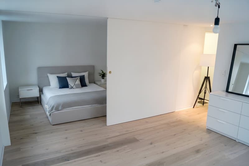 Modernes Schlafzimmer, Bett kann nur seitlich gestellt werden