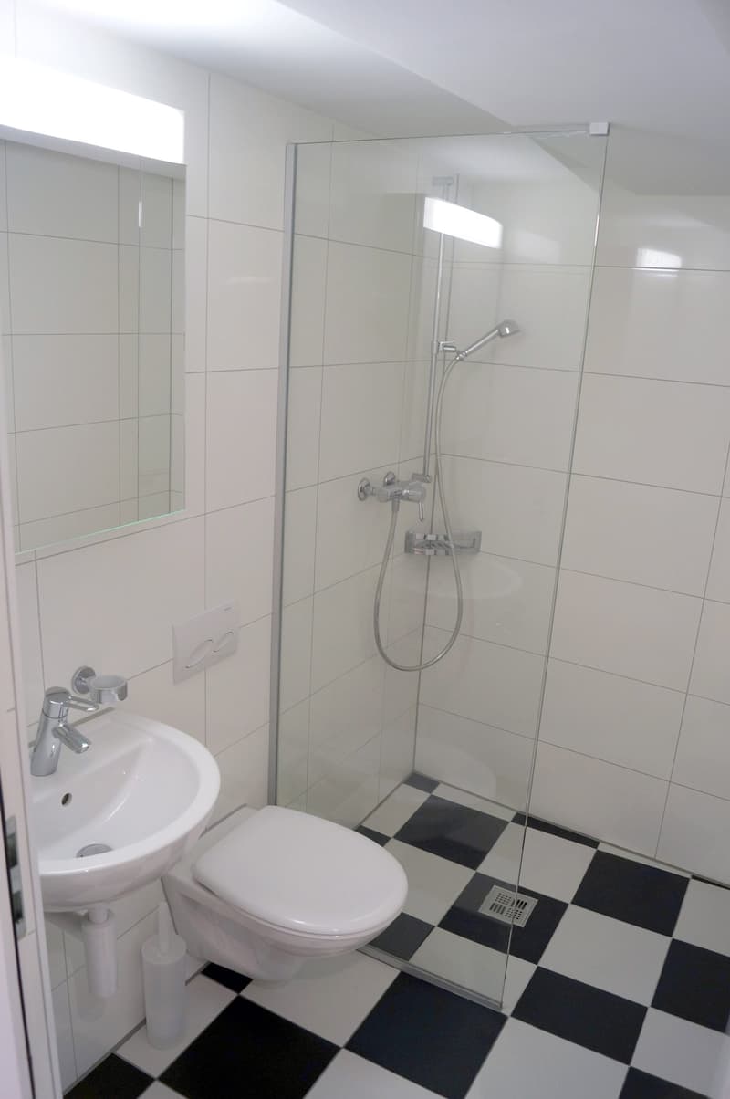 Modernes Badezimmer mit bodengleicher Dusche und hochwertiger Ausstattung