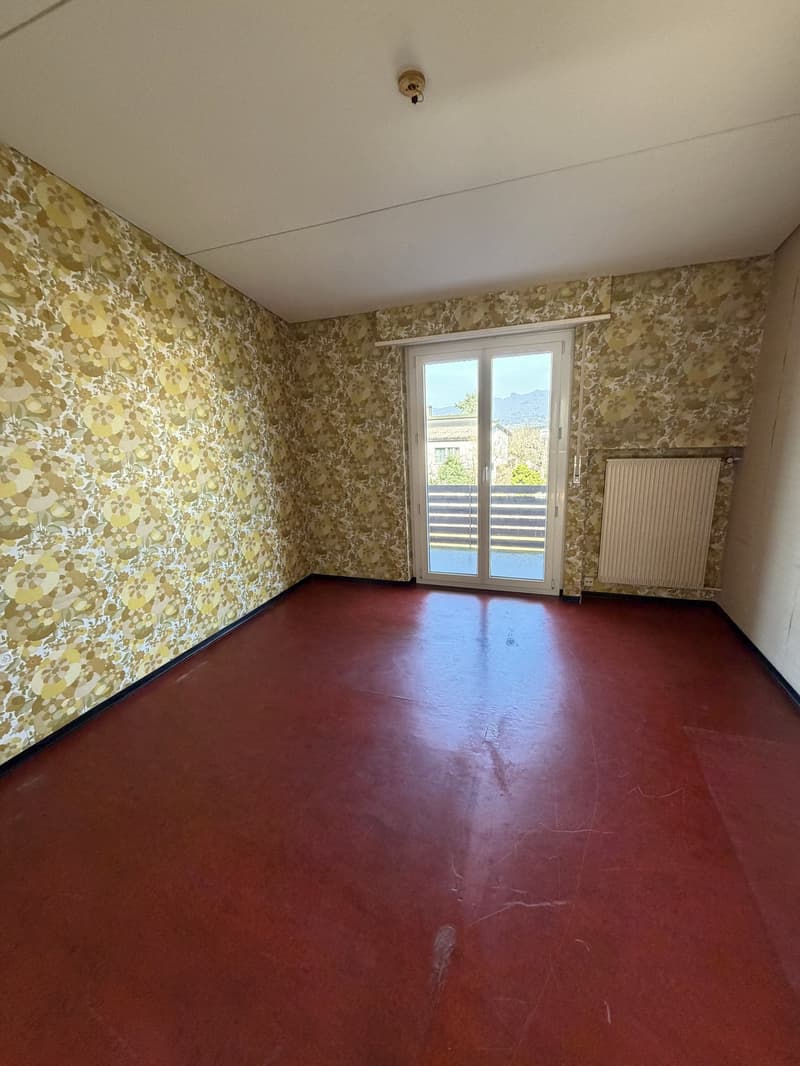 empty room, red floor, floral wallpaper, sliding glass door, balcony, radiator