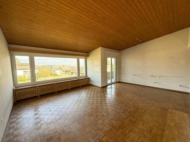 empty room, wooden parquet floor, large windows, wooden ceiling, view of the outside