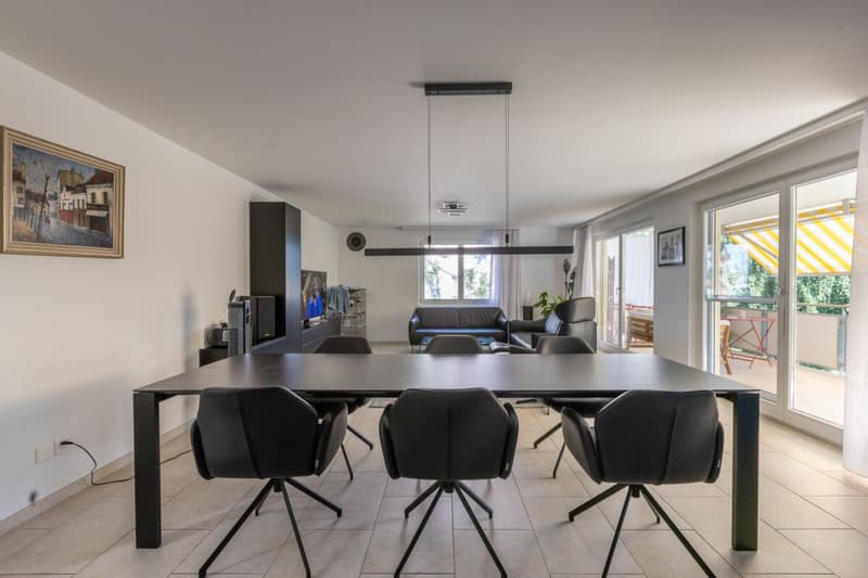 Essen mit Zugang zum grosszügigen Balkon