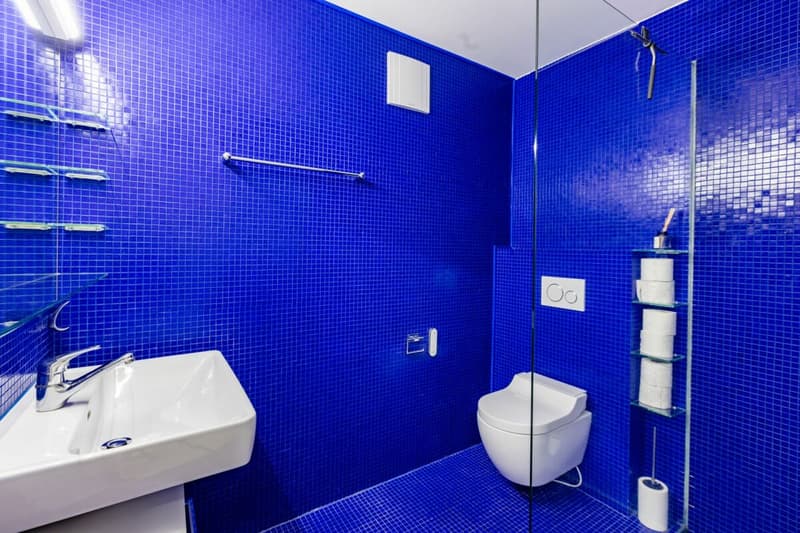Badezimmer mit bodenebener Dusche