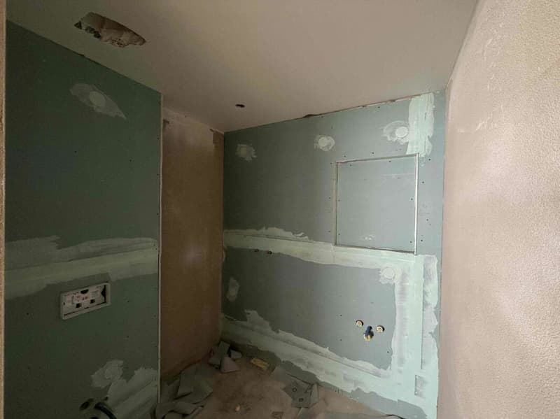Badezimmer mit bodenebener Dusche, WC, Lavabo im Rohbau