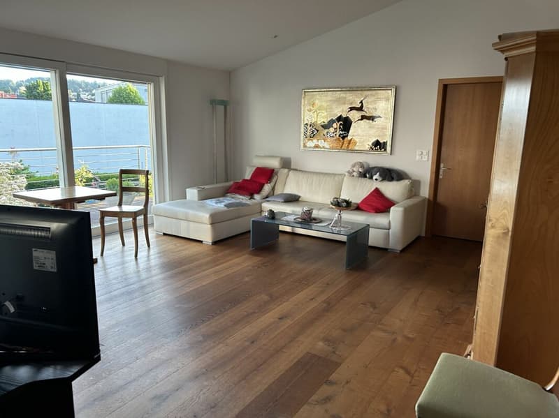 offenes Wohnen mit Balkon und überhoher Decke