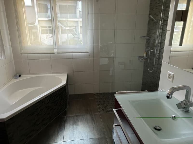 Badezimmer mit bodenebener Dusche, Badewanne, Doppel-Lavabo, WC