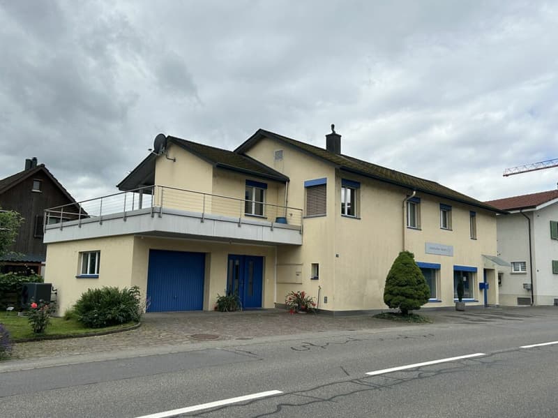 Das Wohnhaus mit der Wohnung im Obergeschoss