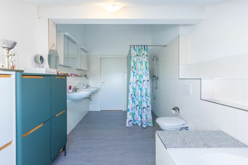 Badezimmer im OG mit Dusche, Badewanne, Fenster, Doppel-Lavabo, WC