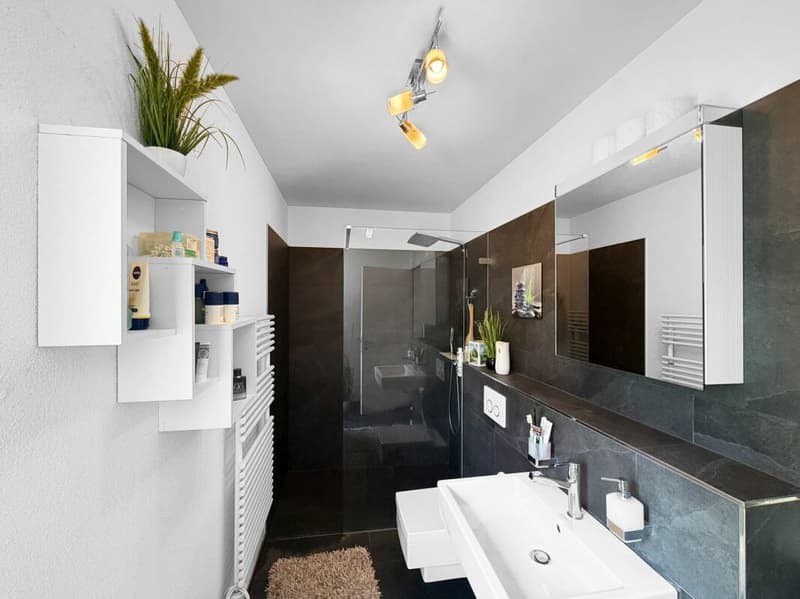 Badezimmer mit bodenebener Dusche, WC, Lavabo