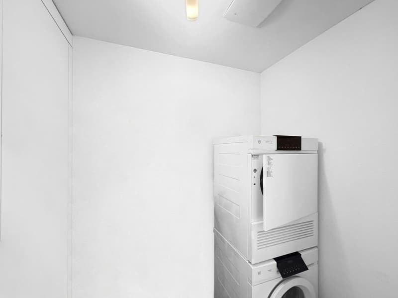 Reduit / Hauswirtschaftsraum mit Waschmaschine und Trockner