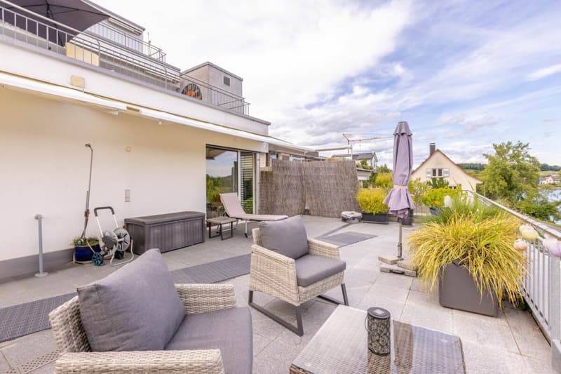 grosse Terrasse (rund 100m2) mit Fernsicht
