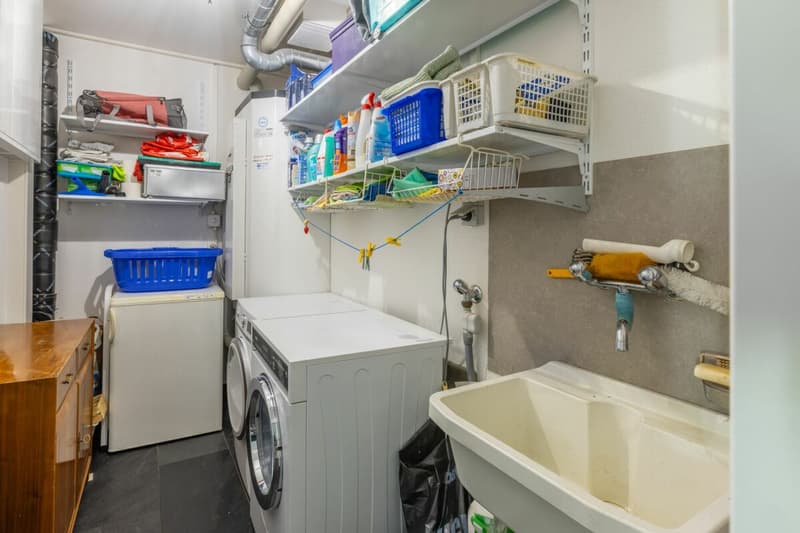 Reduit mit Waschmaschine und Trockner (beides VZUG) und Warmwasserspeicher