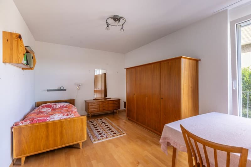 Geräumiges Zimmer mit bodentiefem Fenster