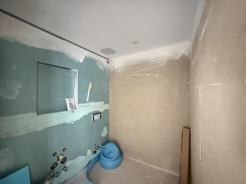 Badezimmer mit Spiegelschrank, WC, Lavabo und Badewanne