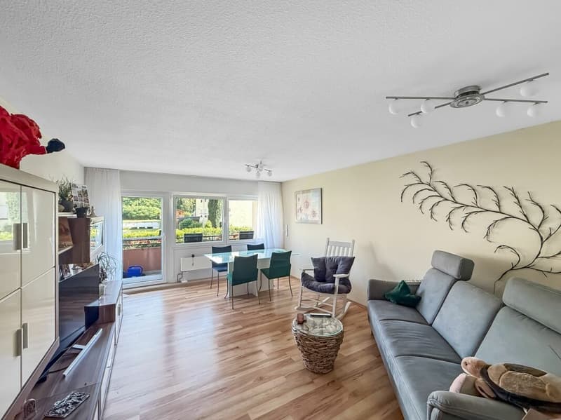 offenes Wohnen mit viel Licht und Südausrichtung zum gedeckten Balkon und Rhein