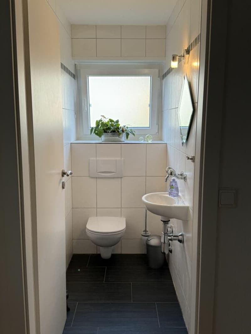 Toilette in separatem Raum mit Fenster