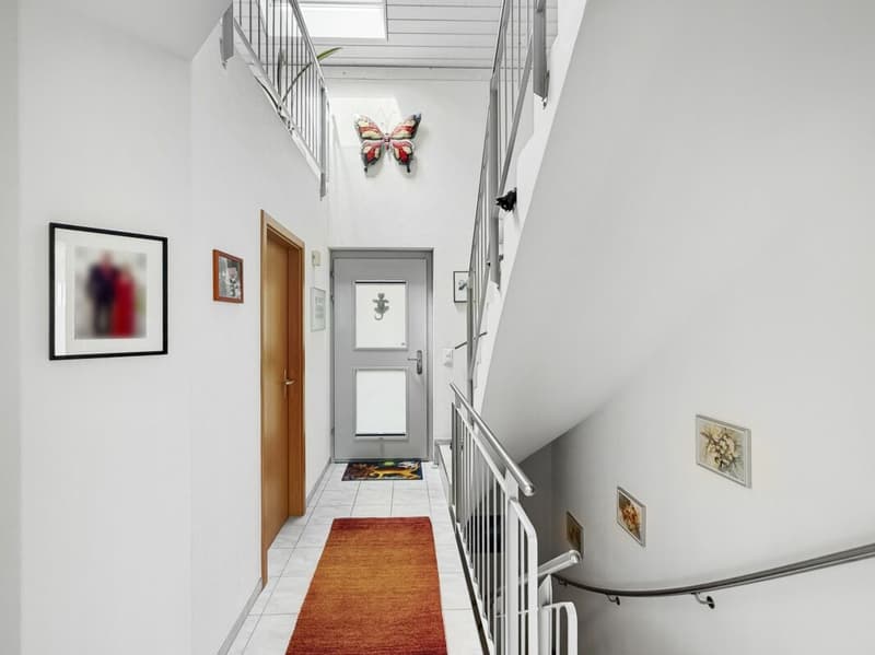 Das Entree mit Gästetoilette und Treppenhaus