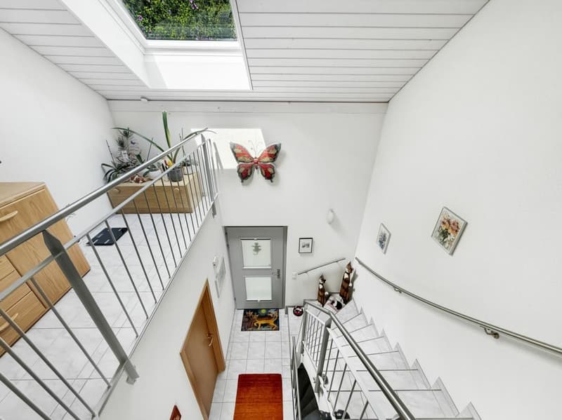 Galerie im Obergeschoss mit viel Licht im Entree