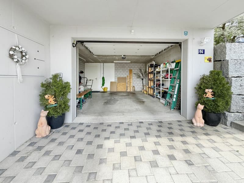 Garage mit viel Stellraum und Regalen