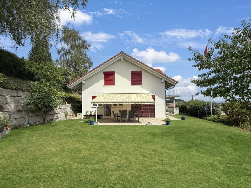 idyllischer, familienfreundlicher Garten mit Terrasse und Zugang ins Haus